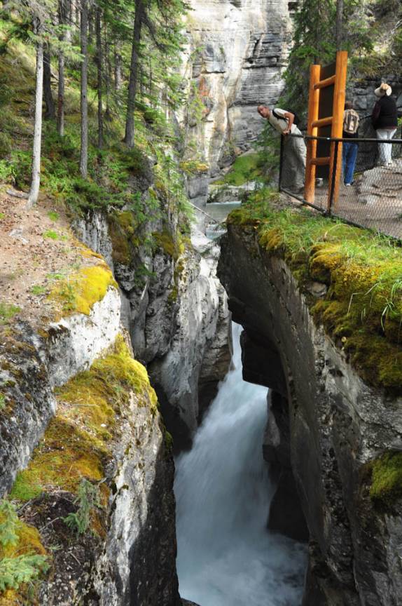 Observando o canyon do Maligne River, no Jasper National Park, em Alberta, no Canadá